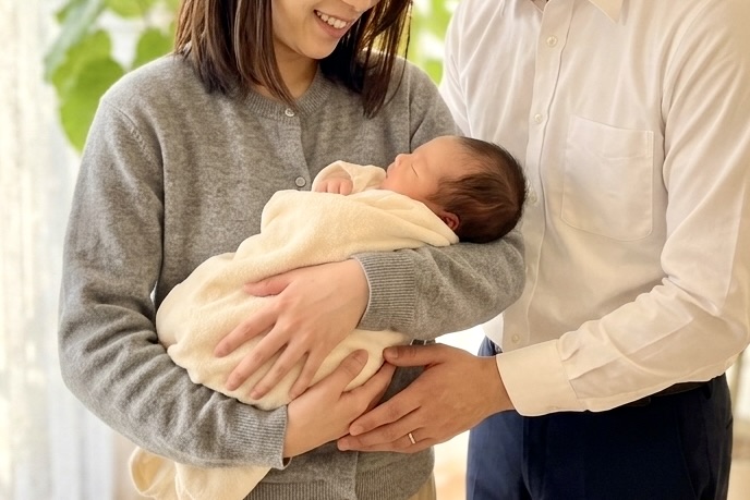 妊活や不妊治療で授かった赤ちゃんを抱く夫婦